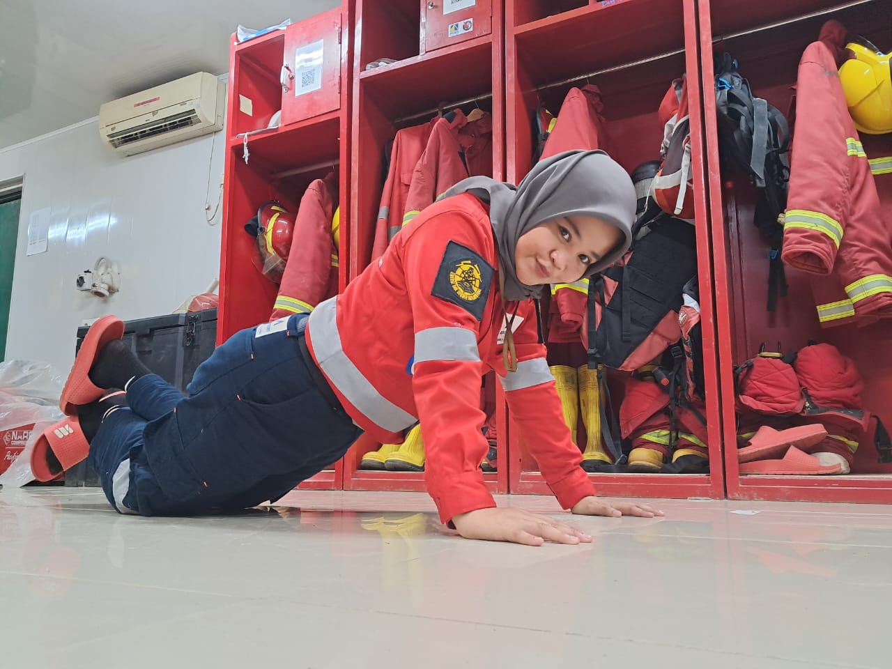 Dewi Hafsah Siregar sedang mencontohkan latihan sit up yang dilakoni setiap hari, sebagai bentuk kesiapan fisik tim ERT di Tambang Emas Martabe, Batang Toru, Tapsel.
