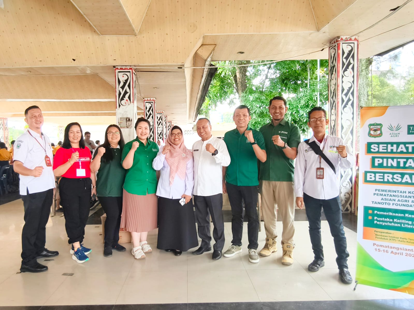 Tim Asian Agri, Tanoto Foundation, Dinas Kesehatan, serta Dinas Perpustakaan Siantar, foto bersama di sela kegiatan sosial bertajuk &ldquo;Sehat dan Pintar Bersama&rdquo; yang digelar pada 15&ndash;17 April 2025.