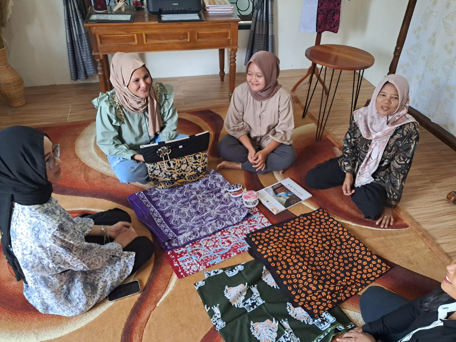 Santi Budi Lestari bersama anggota-anggota KUB Tapsel, memamerkan batik bergambar ikonik Tapsel.