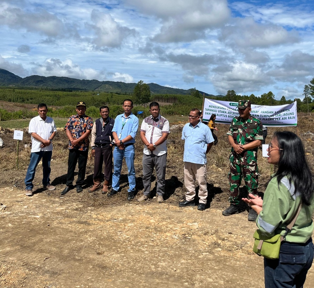 PT Toba Pulp Lestari meluncurkan program Intercrop atau tumpang sari antara tanaman Eukaliptus dan jagung di Desa Aek Raja, Taput.