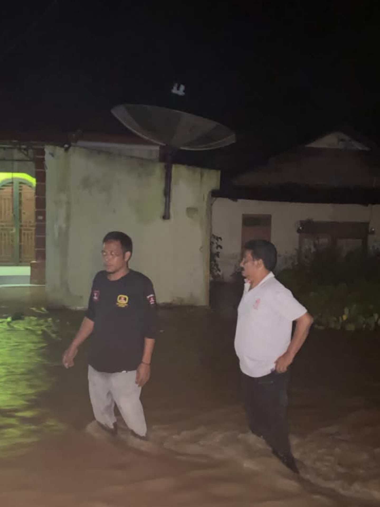 Barus dilanda banjir akibat Sungai Aek Sirarar meluap.