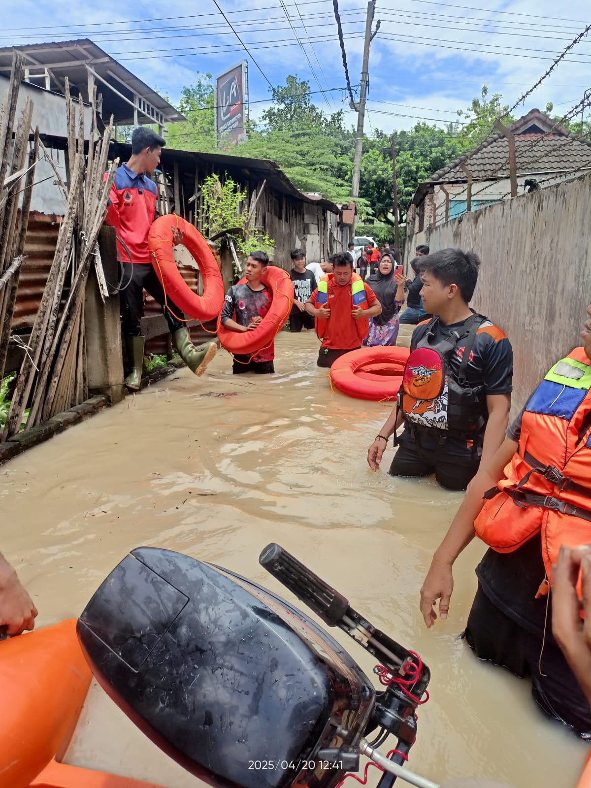 Banjir merendam puluhan rumah warga dan mengganggu arus lalu lintas di Dusun Pancasila, Desa N-4 Aek Nabara, Kecamatan Bilah Hulu, Kabupaten Labuhanbatu, Sumatera Utara.
