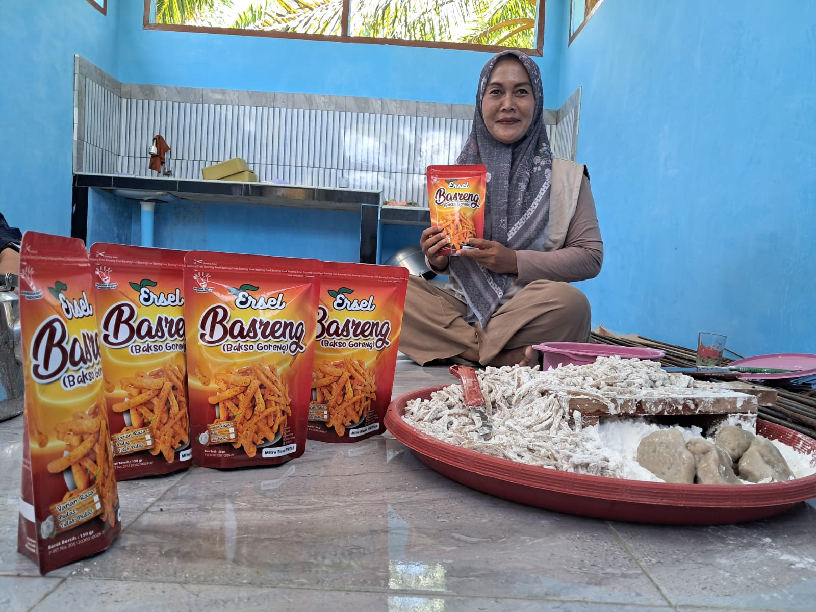 Eri Susanti, pengusaha UMKM produk basreng, menunjukkan produk basreng yang diproduksinya di dapur produksi bantuan PTAR.