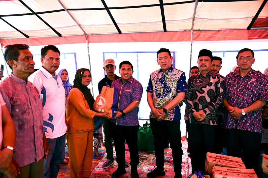 Wali Kota Sibolga Akhmad Syukri Nazry Penarik menyerahkan bantuan kepada korban kebakaran di jalan Hiu.