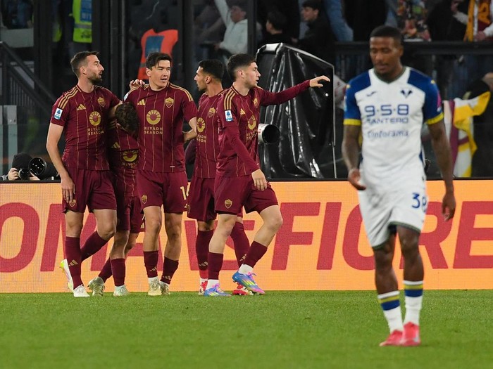 Pemain AS Roma merayakan gol.