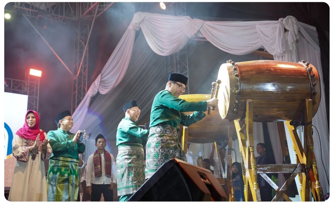 Wali Kota Rico Waas dan Ketua DPRD Wong Chun Sen kompak memukul bedug tanda dibukanya perhelatan MTQ ke-58 Kota Medan di Kelurahan Kota Bangun, Medan Deli, Sabtu malam (19/4).