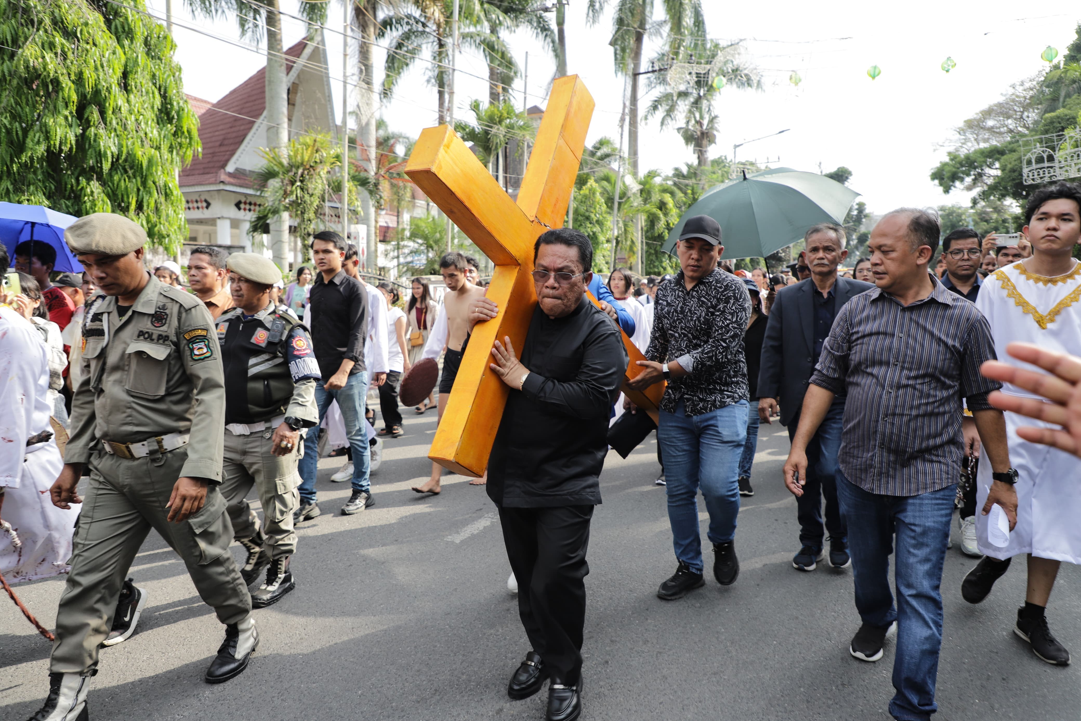Wali Kota Pematangsiantar Wesly Silalahi memikul salib.