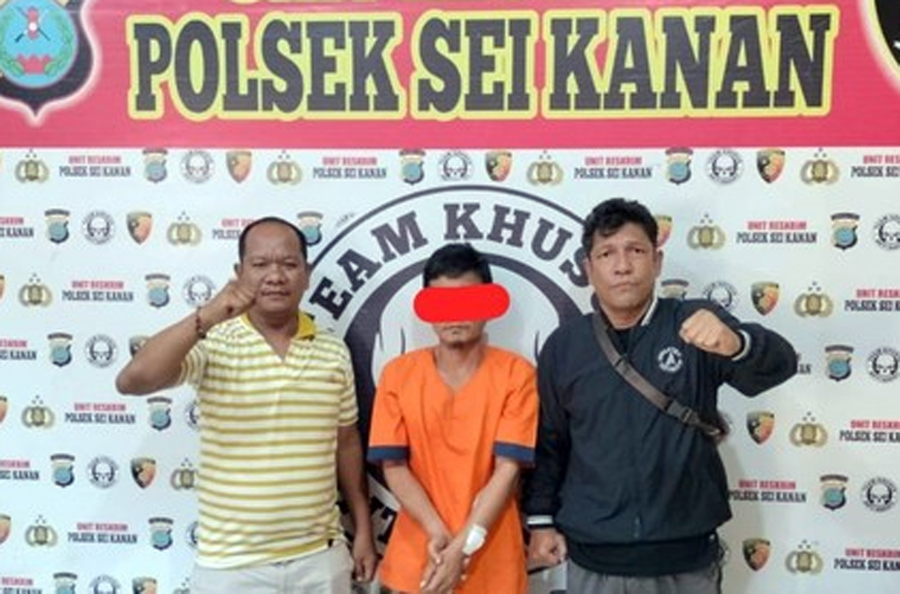 Seorang pria berinisial FHS tega membacok temannya, Dalimano Zai hingga kritis. Ia pun ditangkap.