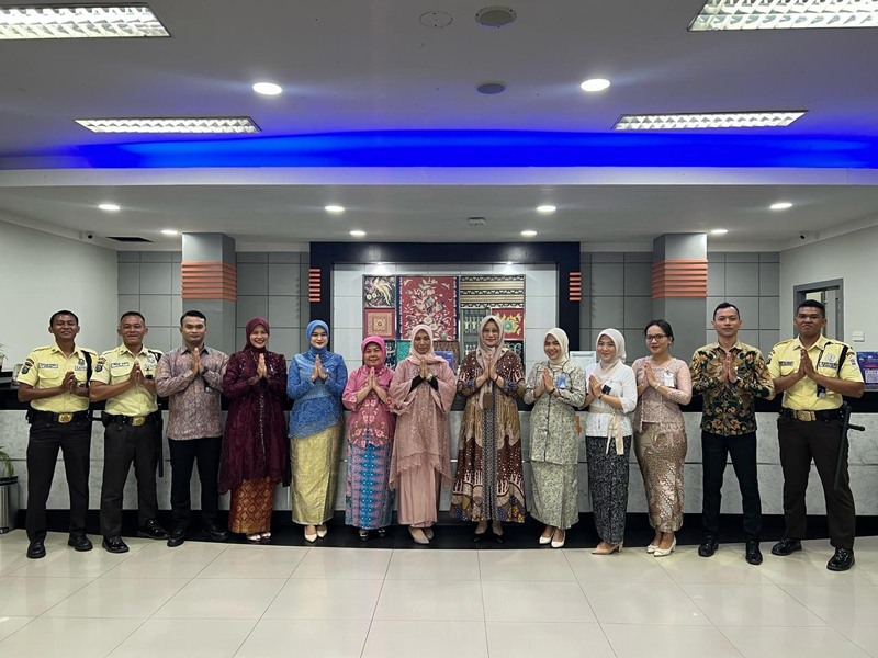 Peringati Hari Kartini, Karyawati BRI BO Padangsdidimpuan Kompak Kenakan Kebaya dan Pekerja Laki-laki kenakan kemeja batik, dan berikan pelayanan terbaik kepada nasabah.