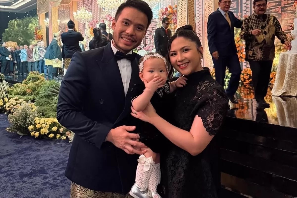 Jessica Mila bersama suami dan anak.