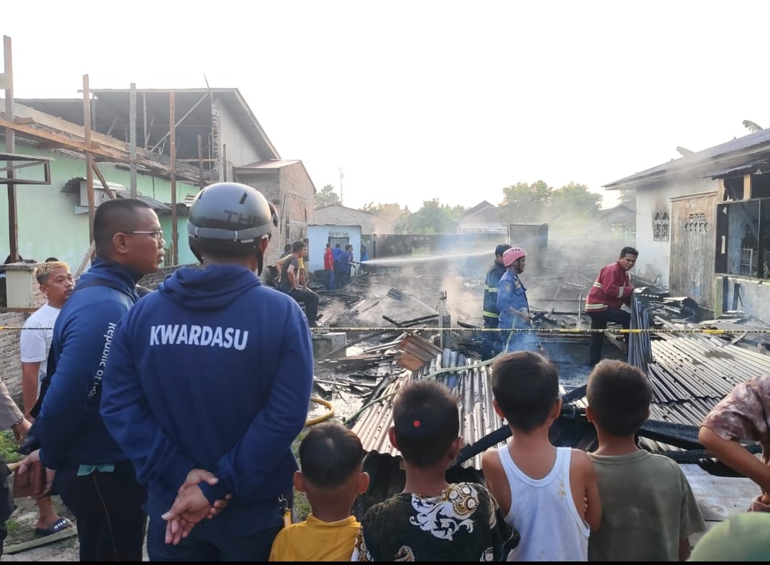 Petugas Damkar Pemko Tanjungbalai sedang memadamkan kebakaran di Jalan Arwana Teluk Nibung.