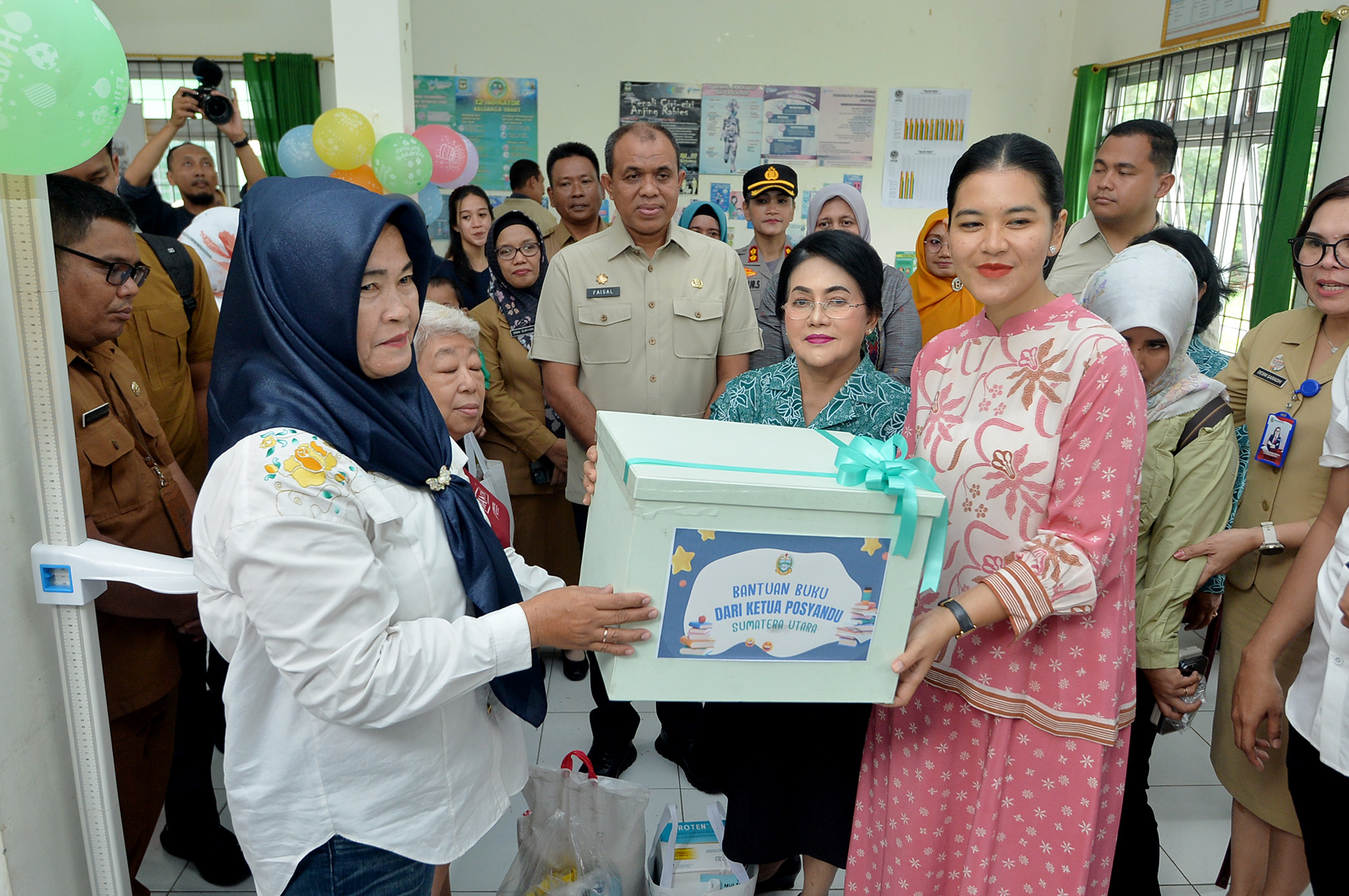 Ketua TP PKK Provinsi Sumatera Utara (Sumut) Kahiyang Ayu mengunjungi dan memberikan paket bantuan kepada anak-anak di Posyandu E/IV/04 Kelurahan Simalungun, Kecamatan Siantar Selatan, Pematangsiantar