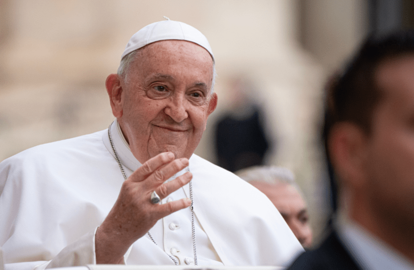 aus Fransiskus, pemimpin spiritual lebih dari satu miliar umat Katolik di seluruh dunia, wafat pada Senin pagi (21/4) pukul 07.35 waktu Roma dalam usia 88 tahun.