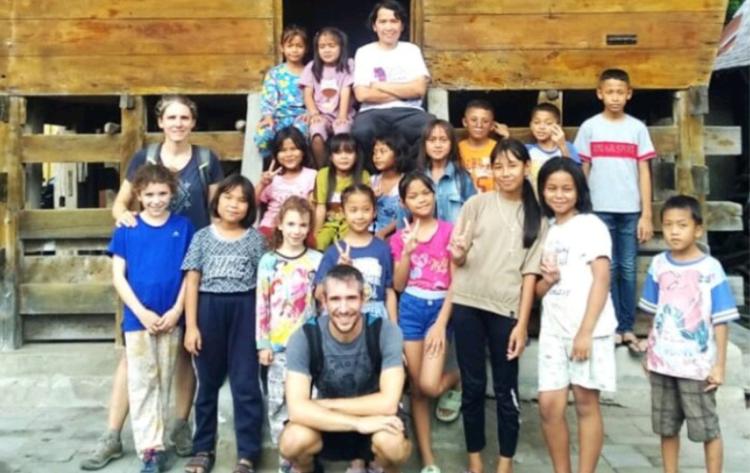 Damayanti bersama murid-murid menyambut tamu asing yang datang ke Rumah Belajar Hutaraja yang tadinya di Galeri belakangan pindah ke Ruma Genteng.