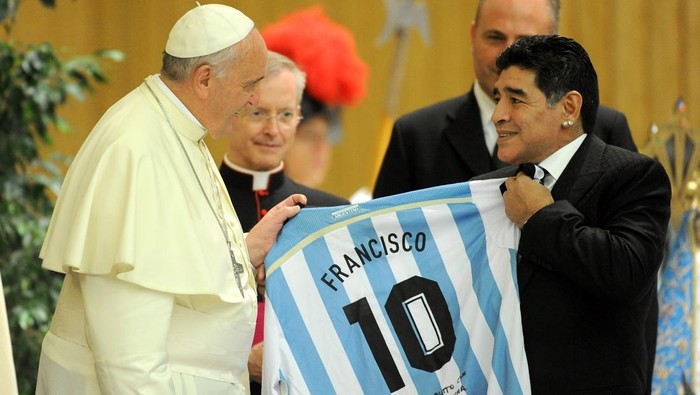 Paus Fransiskus menerima kostum Argentina.