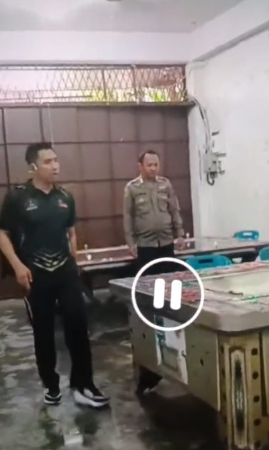 Pihak Polsesk Sambas, Polres Sibolga saat melakukan penggrebekan di lokasi judi tembak ikan. (Foto: video yang beredar di media sosial)