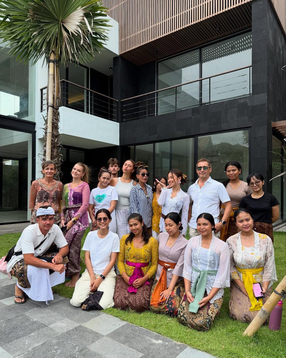 Jennifer Coppen masuki rumah baru.