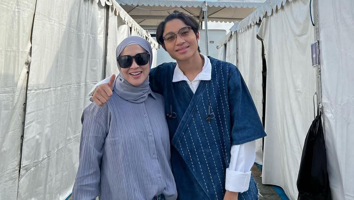 Okie Agustina dan anak.