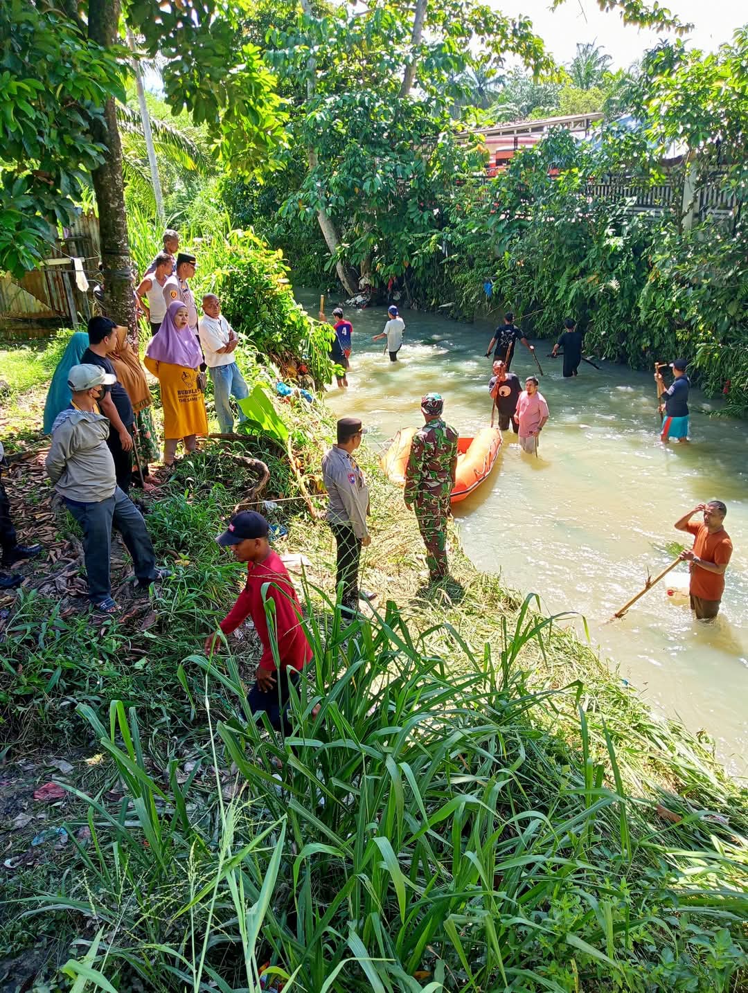 Tim gabungan BPBD Labuhanbatu bersama TNI POLRI saat melakukan pencarian korban di Sungai Tarihoran.