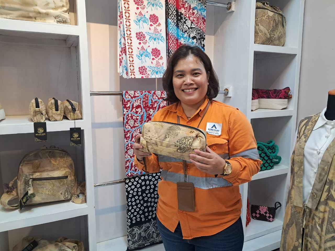 Rohani Simbolon, Manager Community Development PTAR, berfoto di  depan produk-produk UMKM binaan PTAR, yang dipajang di etalase Bagas Silua, di Batang Toru, Tapanuli Selatan.