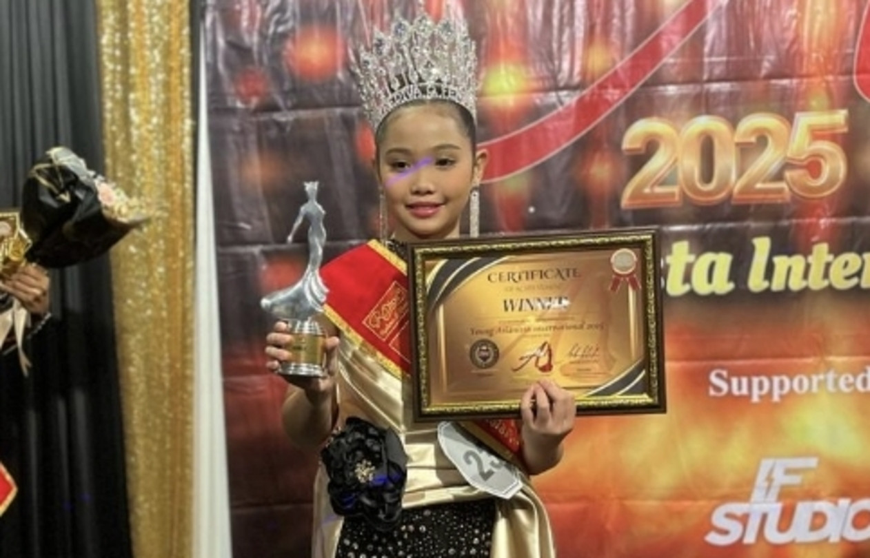 Gloria Rahita Nababan menerima mahkota kemenangan di Asianista Internasional 2025, Singapura.