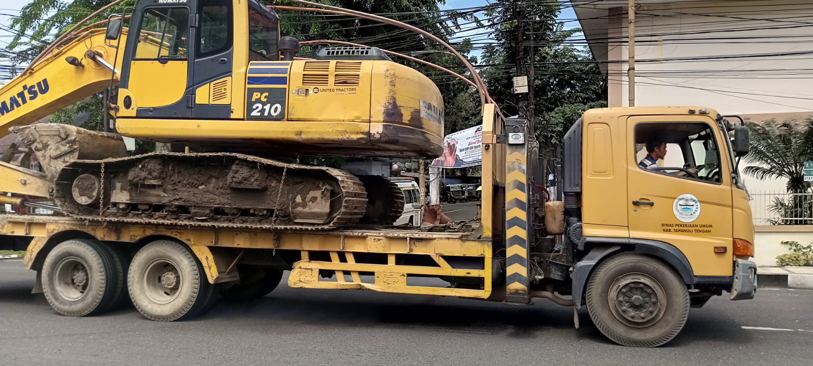 Alat berat milik Pemkab Tapteng yang akan membantu penanganan banjir di Barus.