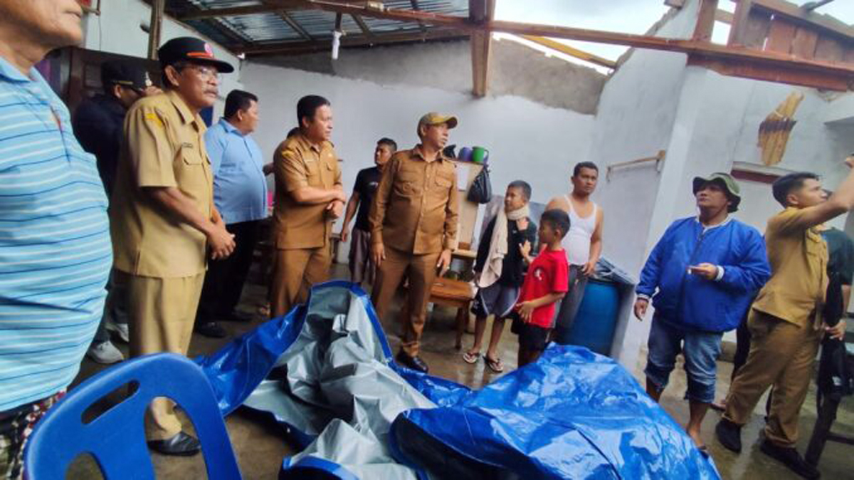 Bupati Tapanuli Utara meninjau lokasi bencana puting beliung di Desa Hutagalung dan Desa Simamora.