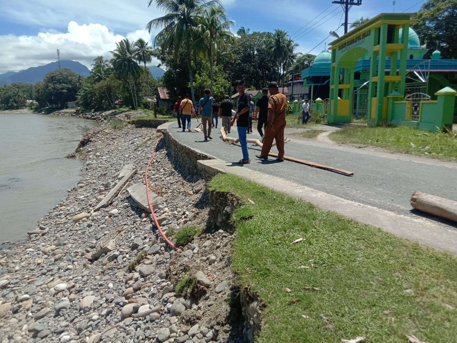 Kondisi pinggiran sungai Aek Sirahar Barus yang mulai rusak parah akibat banjir.