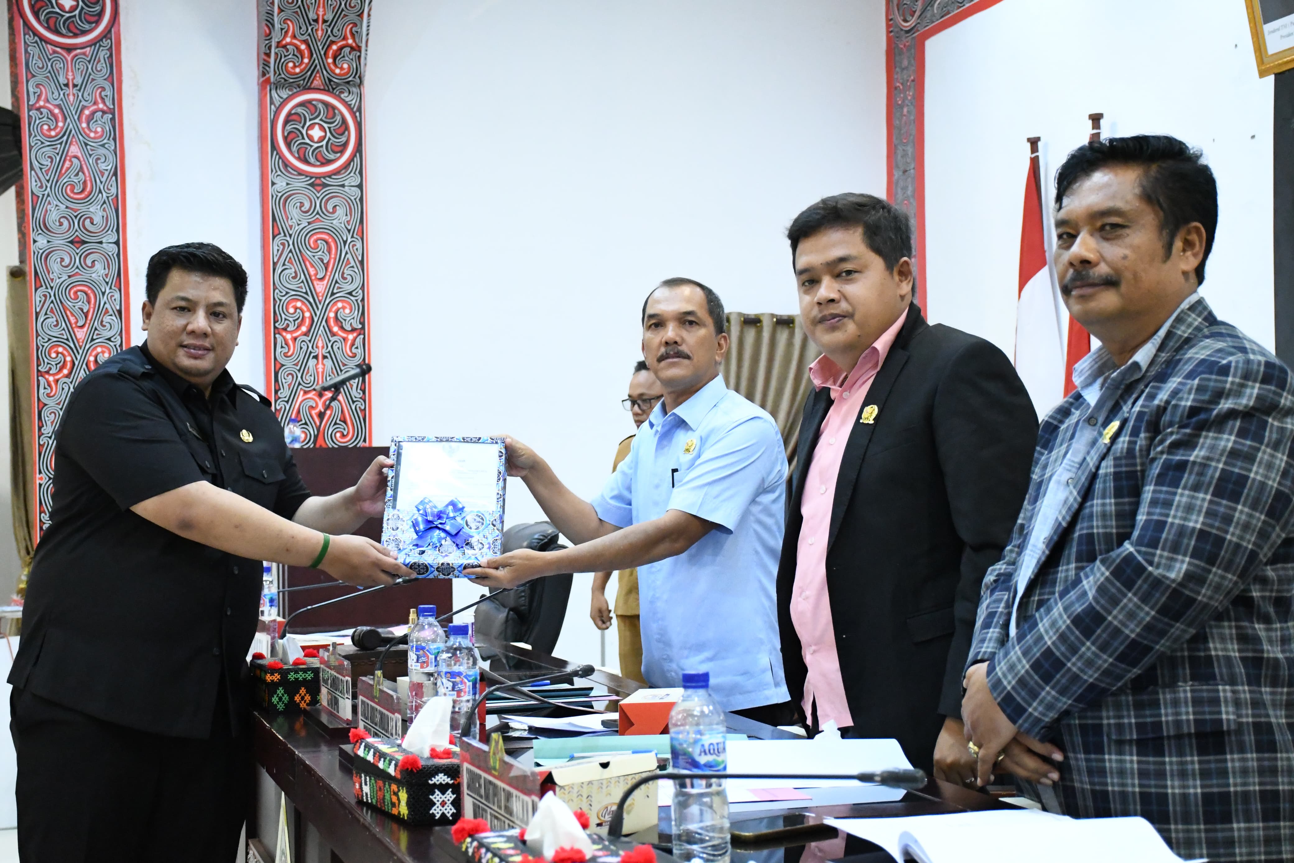 Bupati Samosir Vandiko Gultom saat menyampaikan pengantar LKPj tahun anggaran 2024.