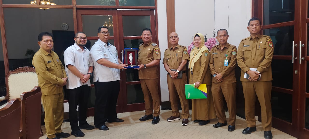 Kepala BPJS Ketenagakerjaan Cabang Kisaran Aziz Muslim bersama Wakil Bupati Asahan Rianto dan jajaran.