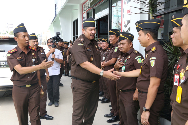 Inspektur Keuangan Jaksa Agung Muda Pengawasan Kejaksaan Agung, Dr Budi Hartawan Panjaitan, saat berada di Kejari Simalungun.
