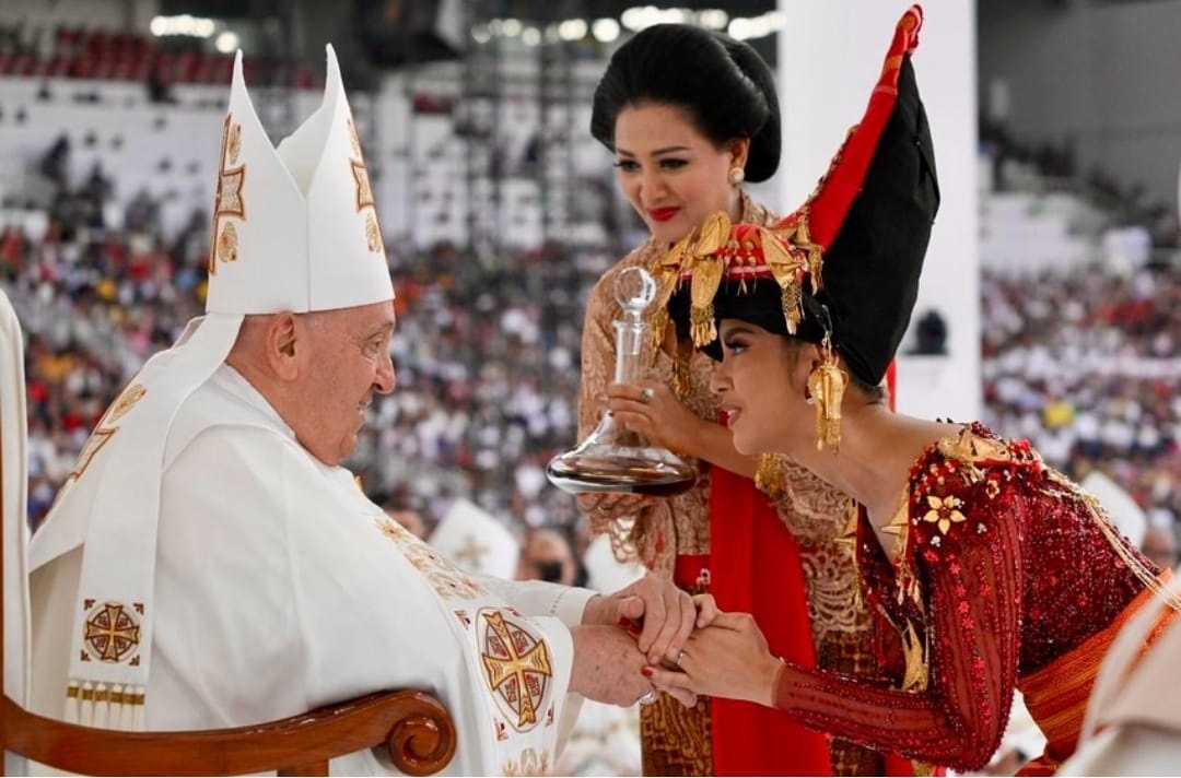Lyodra Ginting diberkati Paus Fransiskus.