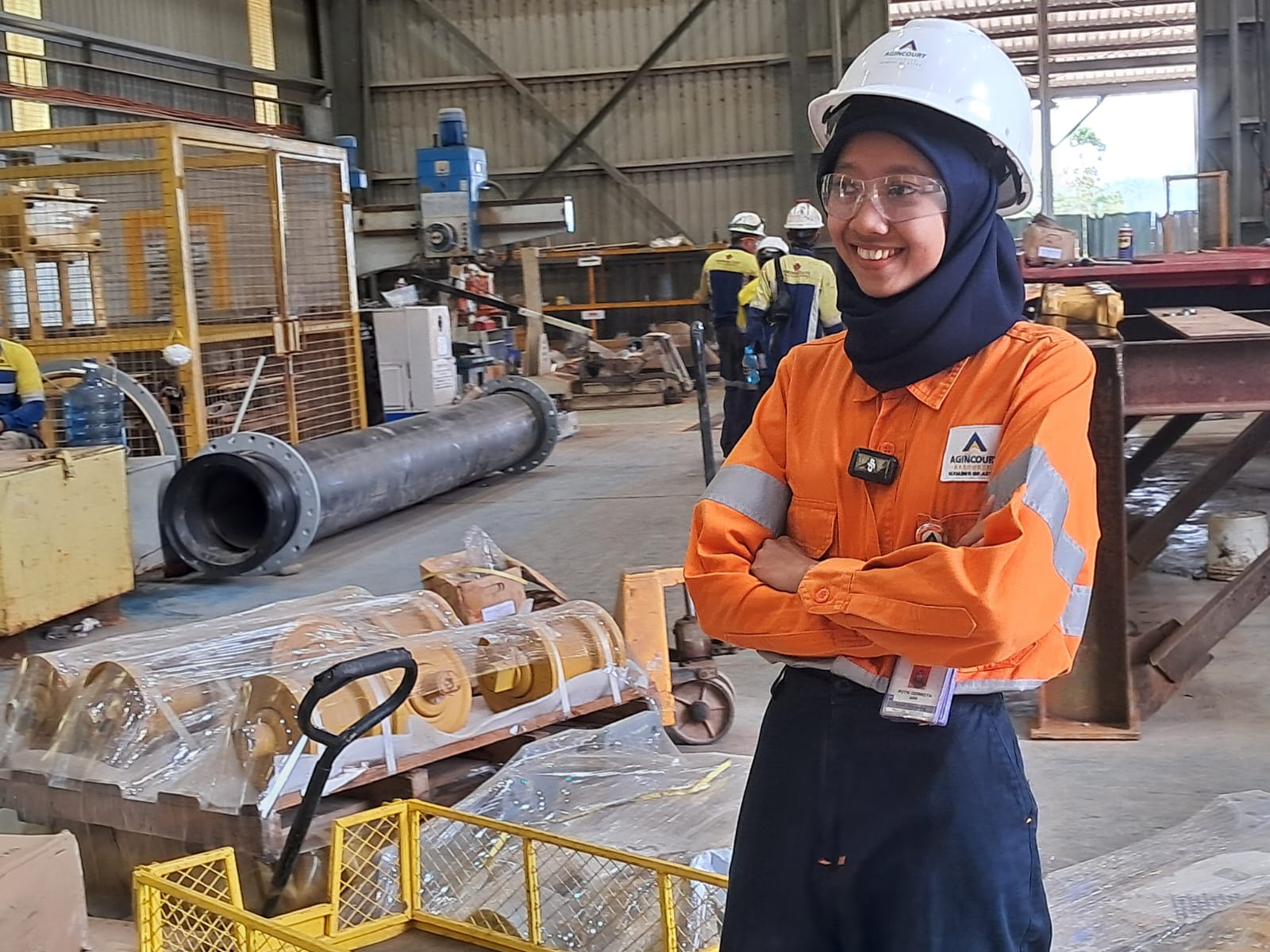 Putri Qurrota, Boluer Maker Welder di Divis Maintanance PTAR, berdiri di ruangan kerjanya sehari-hari.