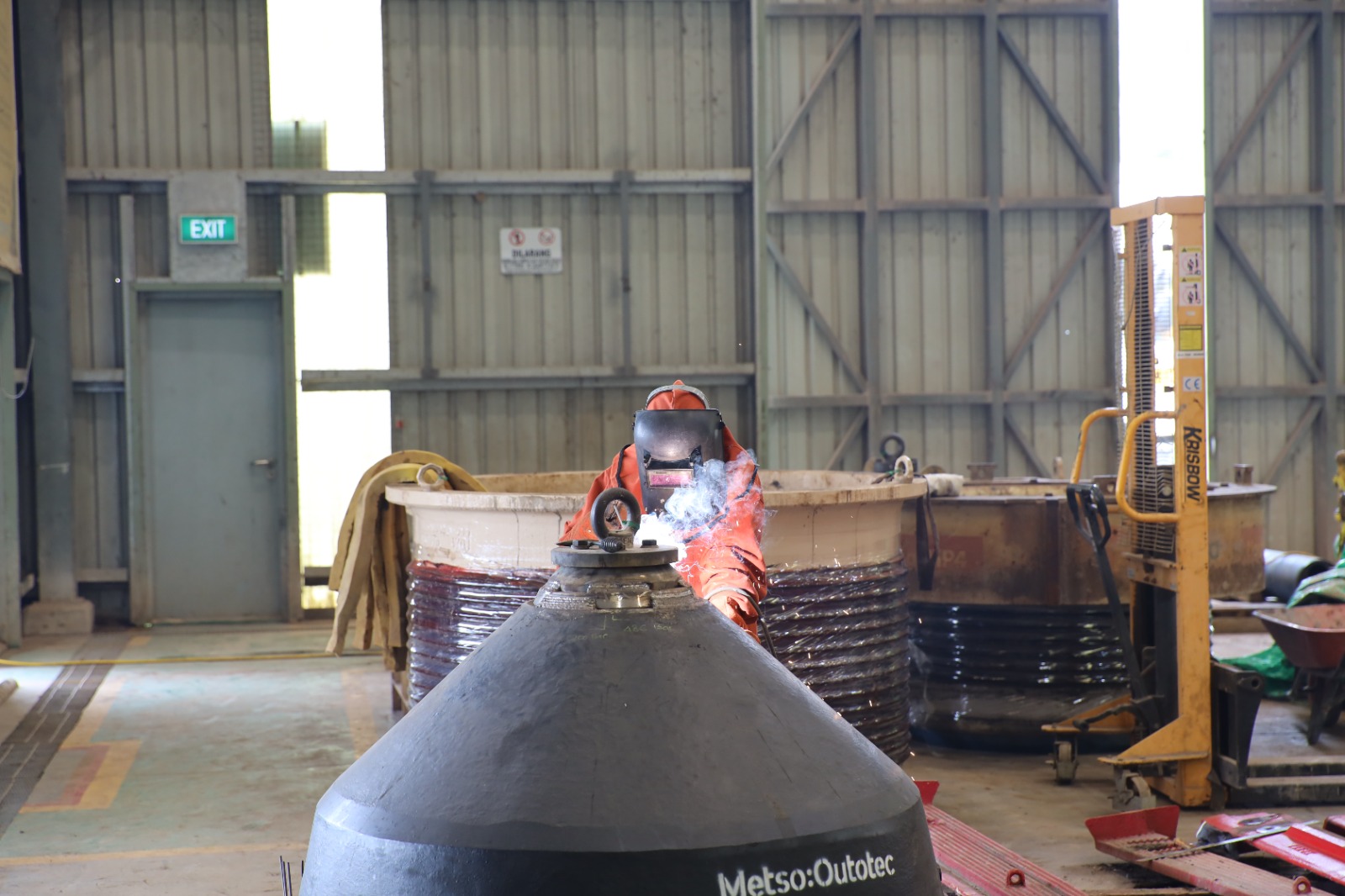 Putri Qurrota dengan cekatan mengelas bagian boiler maker yang butuh pengelasan.