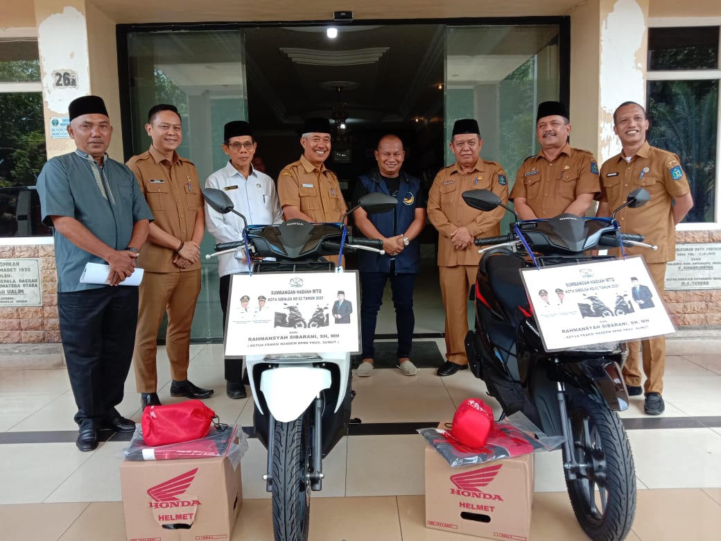 Ketua Fraksi NasDem DPRD Sumut Rahmansyah Sibarani menyerahkan sumbangan 2 unit Sepeda Motor untuk hadiah MTQ ke-52 Sibolga.