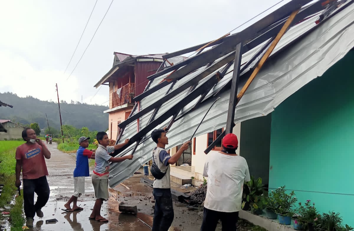 Rumah warga di Taput yang rusak dihantam puting beliung.