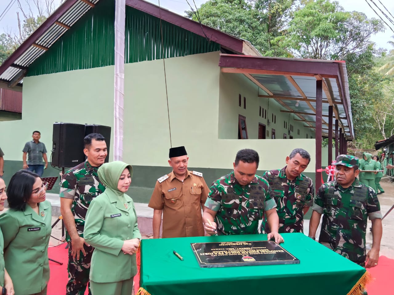 Pangdam I/ Bukit Barisan, Mayjen TNI Rio Firdianto saat menandatangi prasasti pembangunan rumdis prajurit TNI AD di Tapteng. (Darwis Halawa/MetrdoDaily)