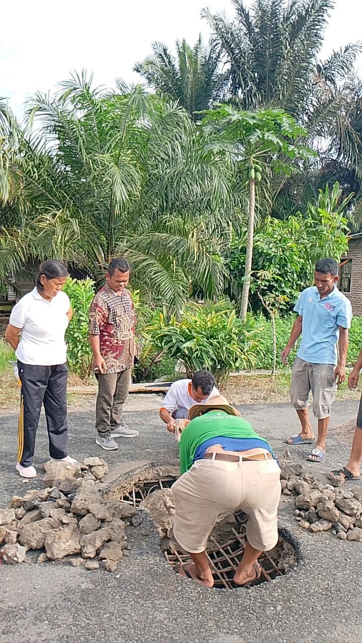 Pemerintah Nagori Pulo Bayu dan warga memperbaiki jalan berlubang.