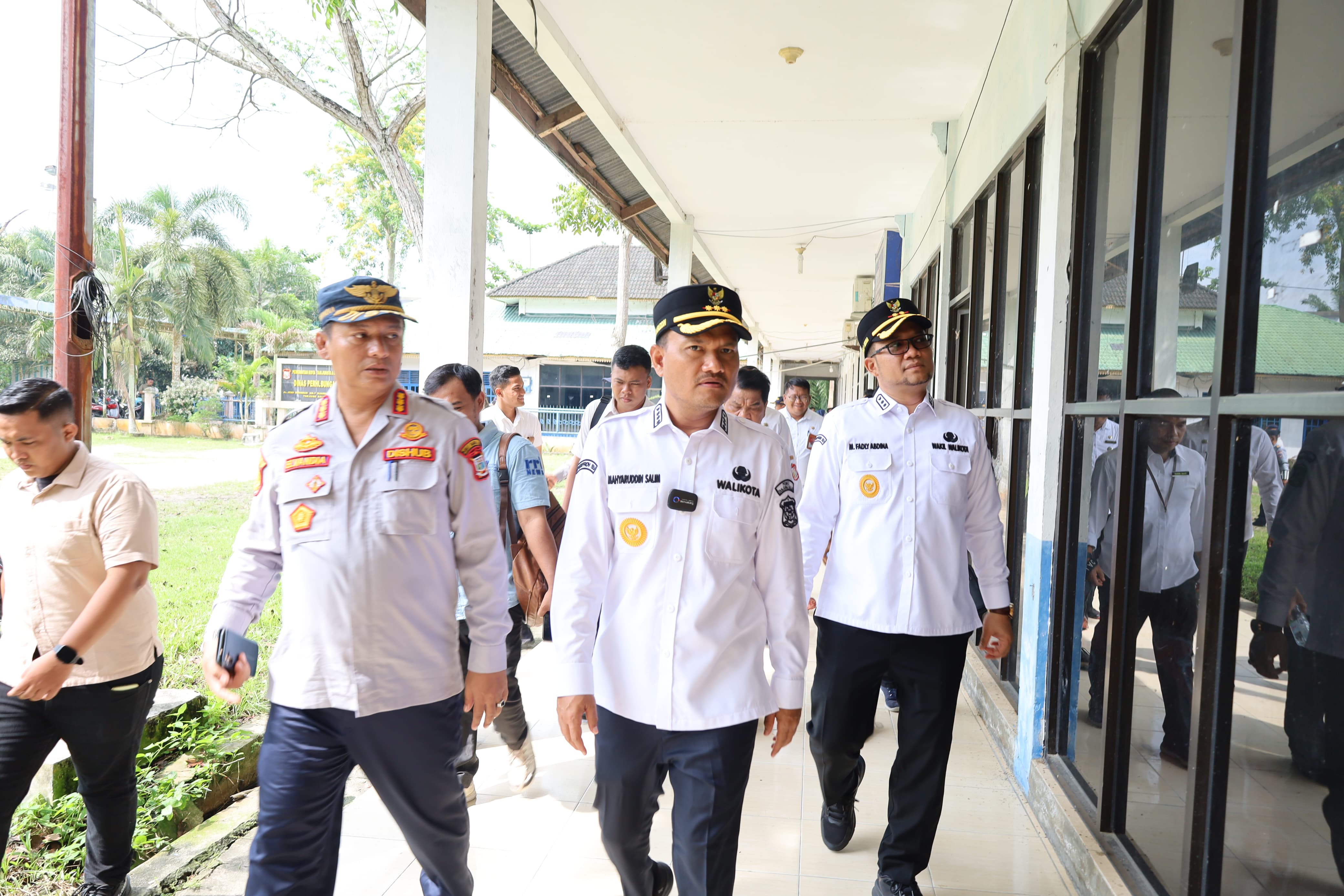 Wali Kota Mahyaruddin Salim B didampingi Plh Kepala Dinas Perhubungan Elvandia meninjau Kantor Dinas Perhubungan dan Terminal Terpadu Kota Tanjungbalai.