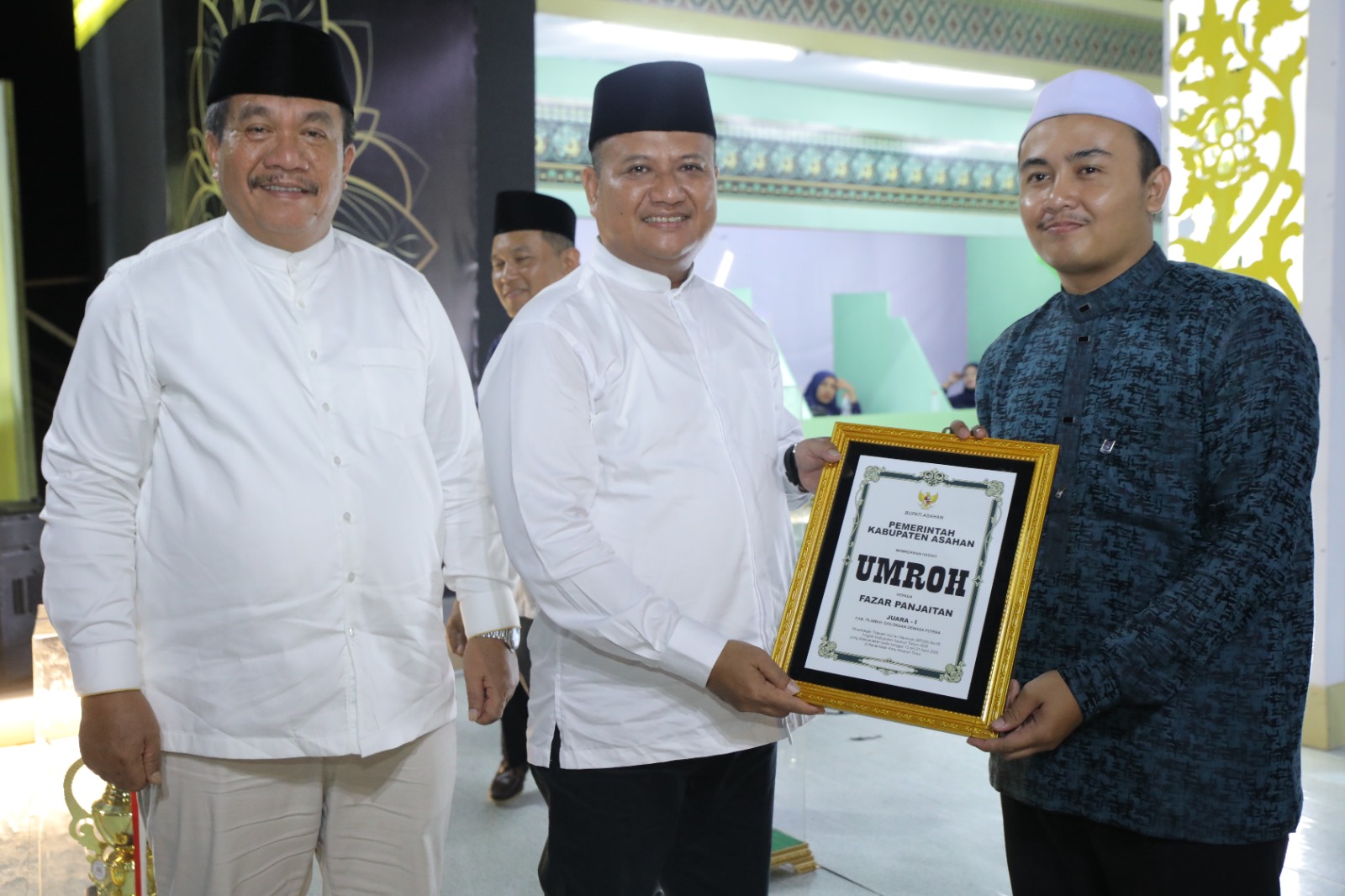 Bupati Asahan, Taufik Zainal Abidin Siregar, memberikan hadiah berupa biaya ibadah umrah kepada tiga pemenang MTQN Kabupaten Asahan.