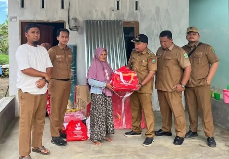 Penyerahan bantuan kepada ahli waris korban pohon aren tumbang di Labura.