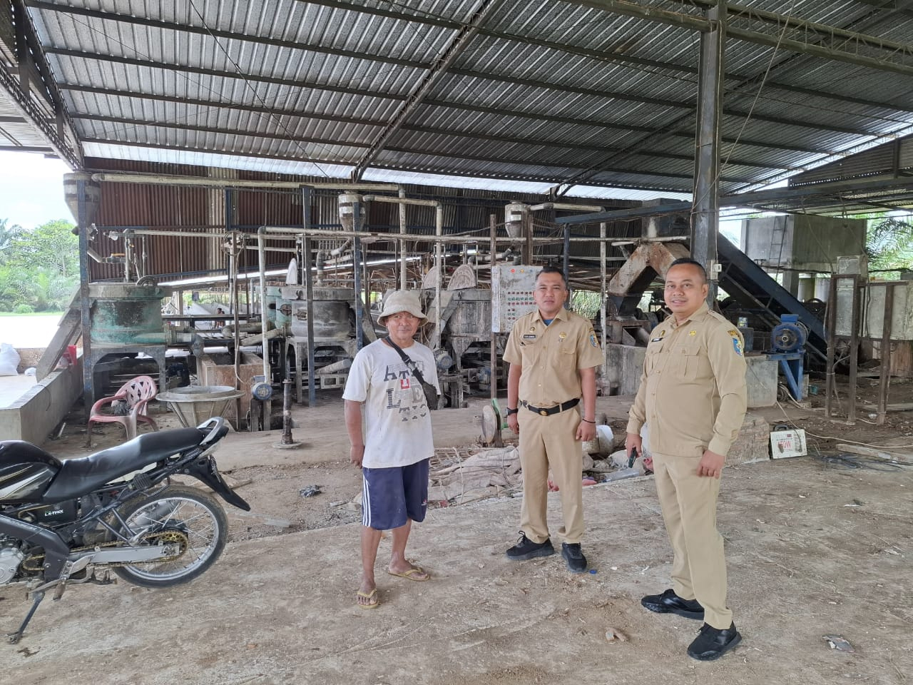 Petugas Dinas Perkim dan Lingkungan Hidup Kabupaten Batubara datangi pabrik pengolahan ubi UD MJ di Desa Tanjung Parapat, Kecamatan Laut Tador.