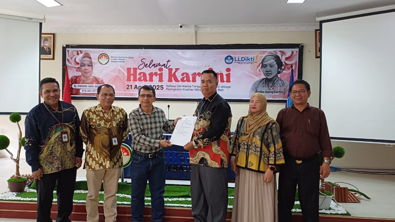 Penyerahan SK kenaikan jabatan oleh Kepala LLDikti Wilayah I Sumatera Utara Prof Drs Saiful Anwar Matondang MA PhD kepada Dr Ismail yang didampingi Rektor UNA Dr Mangaraja Manurung.