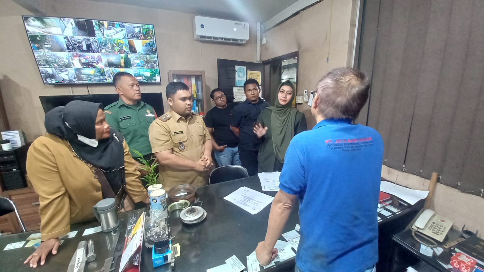 Anggota DPRD Medan, Lailatul Badri saat melakukan sidak untuk menyikapi keluhan warga soal kebisingan dan polusi bengkel, Senin (21/4/2025).