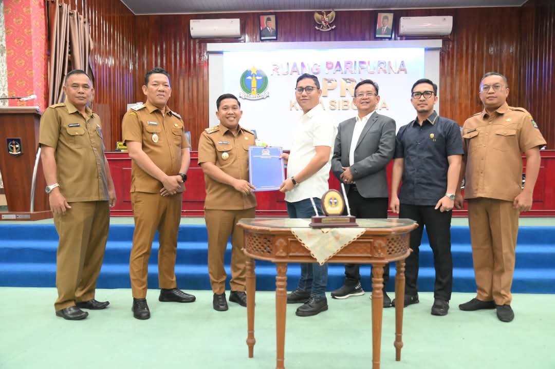 Ketua DPRD Sibolga Ansyar Afandy Paranginangin menyerahkan poin rekomendasi terkait LKPj Wali Kota Sibolga Tahun 2024.