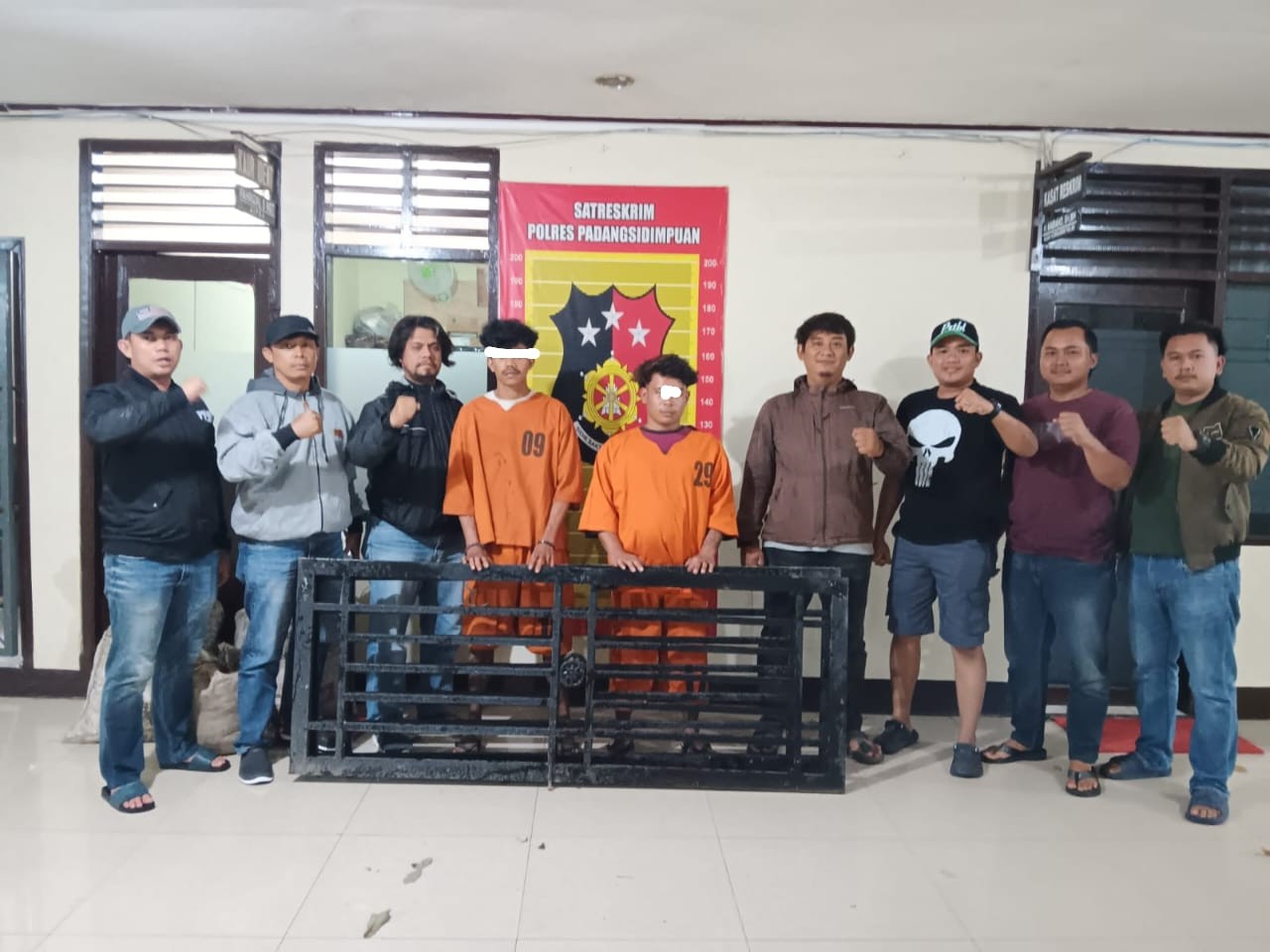 Kedua pelaku spesialis pencuri rumah kosong DA (22) dan RN (23) bersama barang bukti saat diamankan Sat Reskrim Polres Padangsidimpuan.