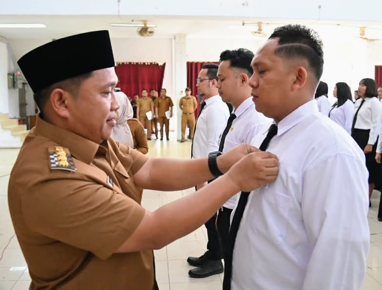 Wali Kota Sibolga Akhmad Syukri Nazry Penarik menyematkan PIN secara simbolis kepada salah seorang PPPK.