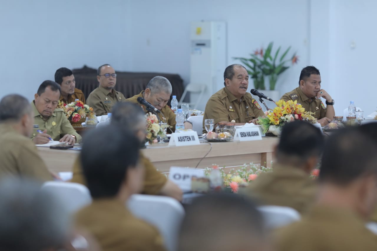 Bupati Asahan, Taufik Zainal Abidin Siregar, memimpin Rakorpem sebagai wadah untuk meningkatkan kinerja pemerintah daerah.