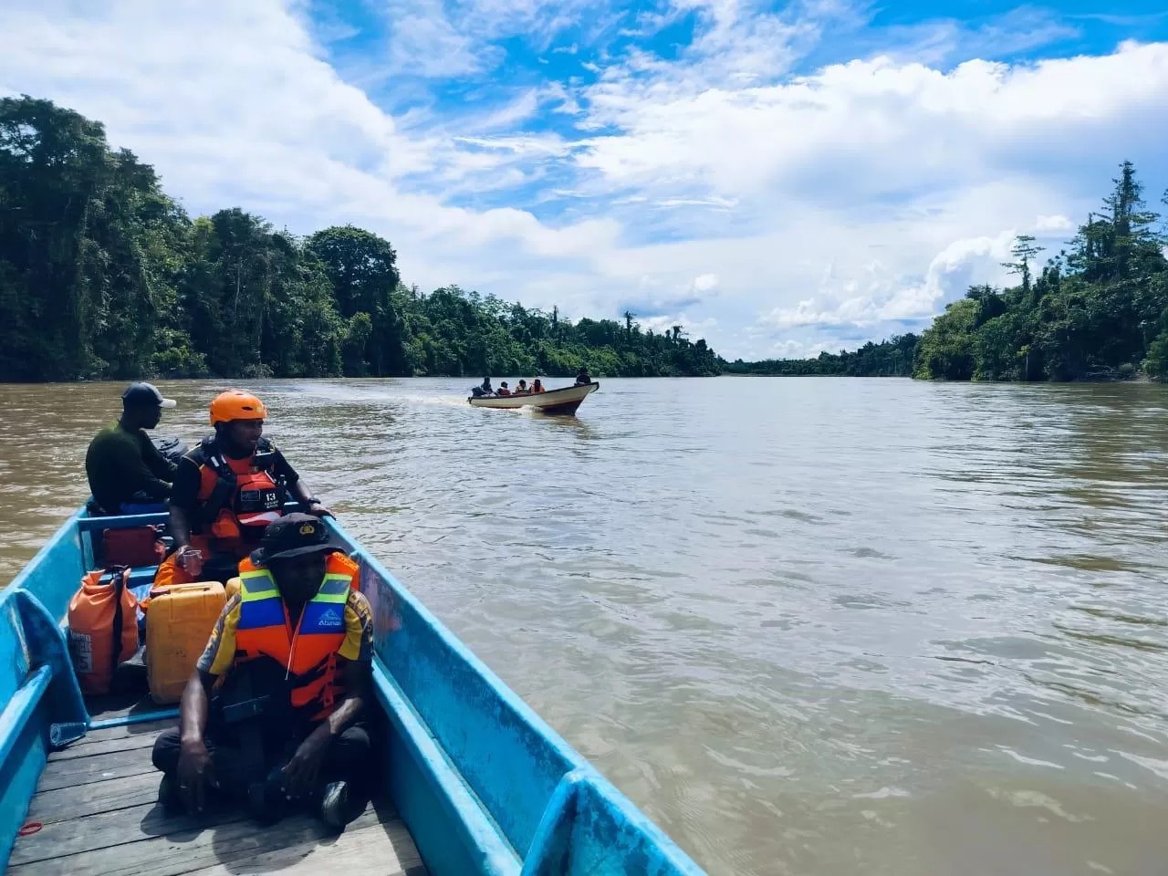 Petugas gabungan menyusuri Sungai Rawara, Distrik Moskona, Papua Barat dalam misi pencarian Iptu Tomi Samuel Marbun.