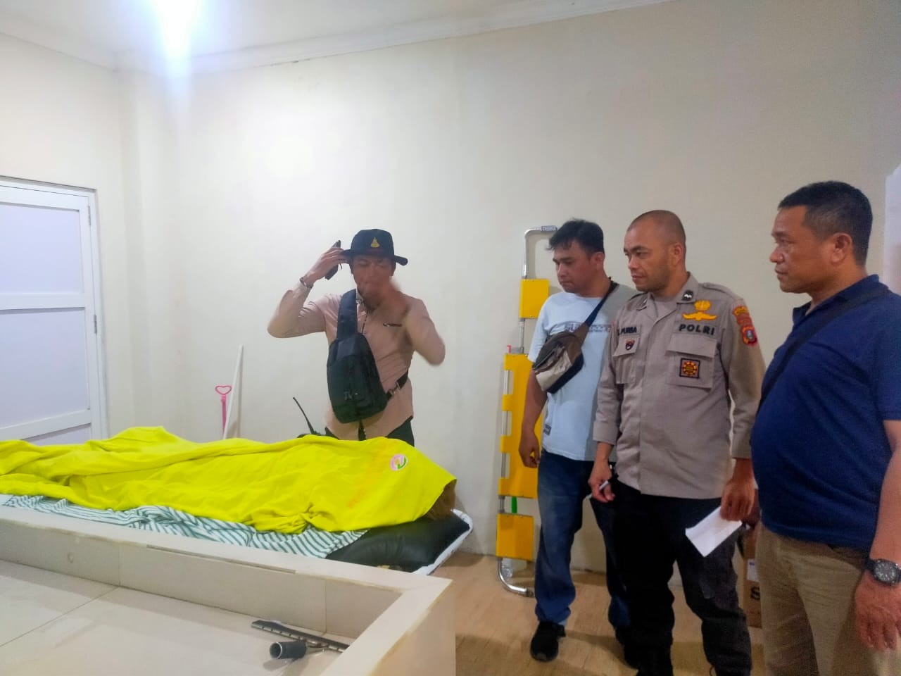 Jenazah pekerja jaringan internet yang tewas kesetrum.